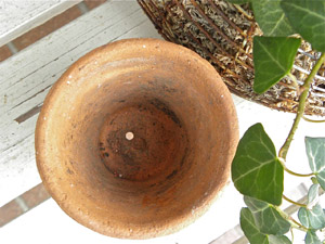 画像: ふるびた風合いの植木鉢